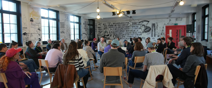 eine Gruppe Personen in einem Sitzkreis