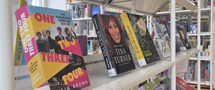Biografien in Ausstellungsregal