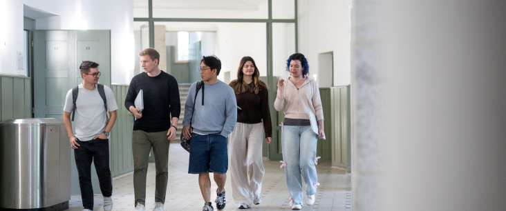 Studierenden laufen durch den Gang