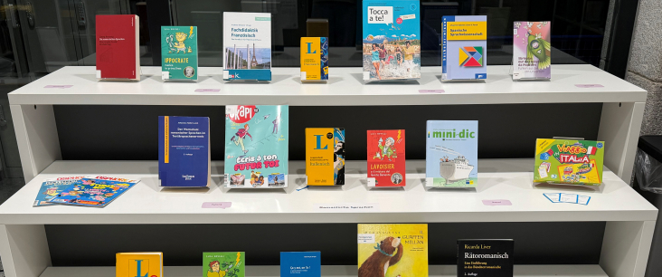 Verschiedene Bücher zum Thema «Romanische Sprachen» sind auf einem Regal ausgestellt