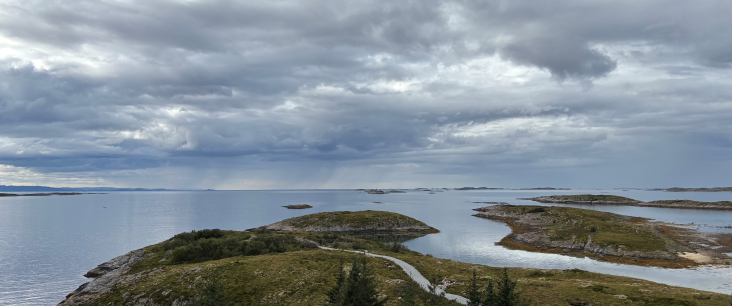 Küstenlandschaft mit Meer und Strand im hohen Norden