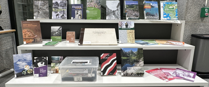 Ausstellungsregal mit Medien zum Kanton St. Gallen