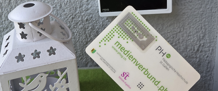 Benutzerkarte mit Tag vor Schliesssystem