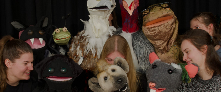 Puppen und Studierende proben für das Musical 2026