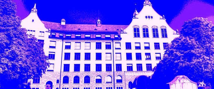 das Hochschulgebäude Hadwig violett eingefärbt