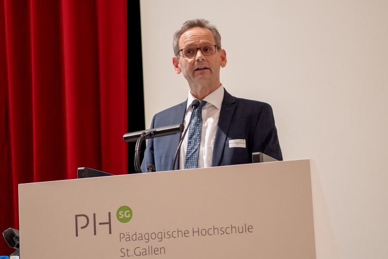 Rektor Horst Biedermann hält eine Rede am Podium