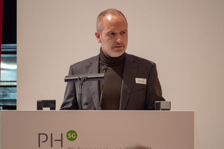 Hochschulrat Stefan Kölliker hält eine Rede am Podium