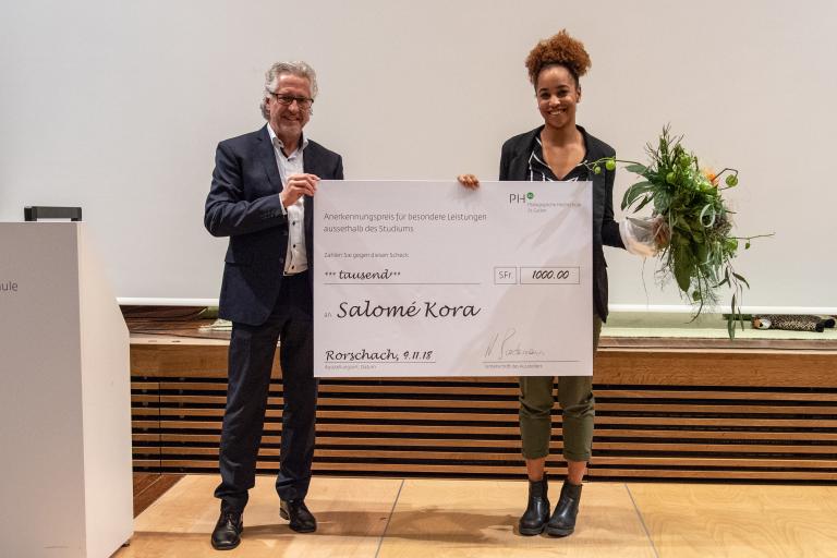 Johannes Gunzenreiner übergibt Salomé Kora den Anerkennungspreis für besondere Leistungen ausserhalb des Studiums