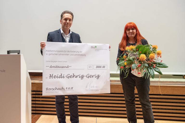 Heidi Gehrig-Gerig erhält den Anerkennungspreis für die Förderung der st.gallischen Lehrerinnen- und Lehrerbildung