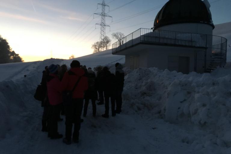 Gruppe von Menschen im Schnee vor der Sternwarte