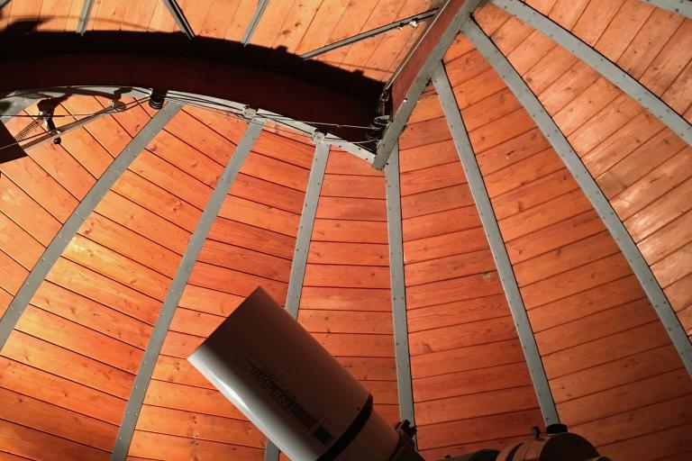 Hölzernes Dach mit grossem Teleskop der Sternwarte