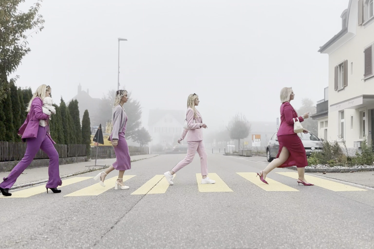 Film: Vier Frauen laufen über einen Zebrastreifen