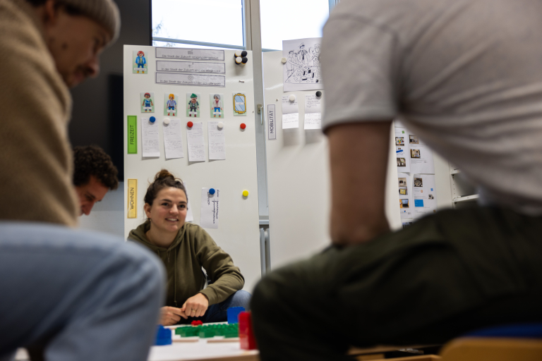 Studentin stellt ihre Stadtplanung vor