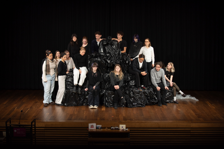 Mehrere Personen stehen auf der Bühne