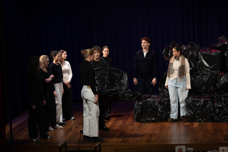 Mehrere Personen spielen auf einer Bühne