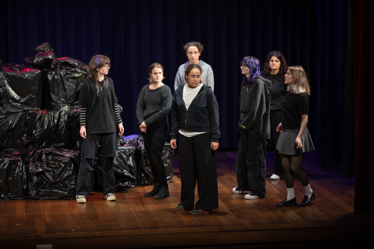 Mehrere Personen spielen auf einer Bühne