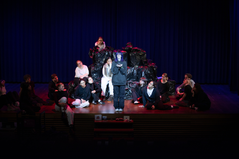 Mehrere Personen spielen auf einer Bühne