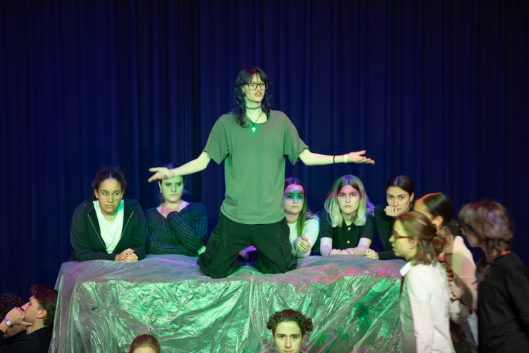 Mehrere Personen spie