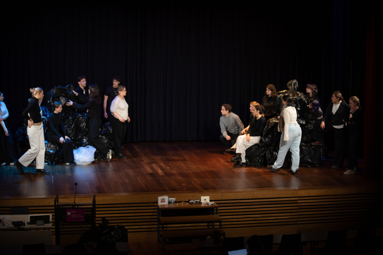 Mehrere Personen spielen auf einer Bühne