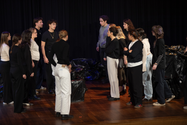 Mehrere Personen spielen auf einer Bühne