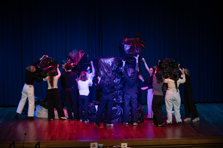 Mehrere Personen spielen auf einer Bühne