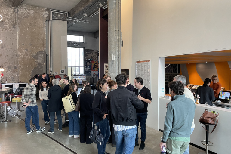 Mehrere Leute befinden sich bei der Kinokasse und warten