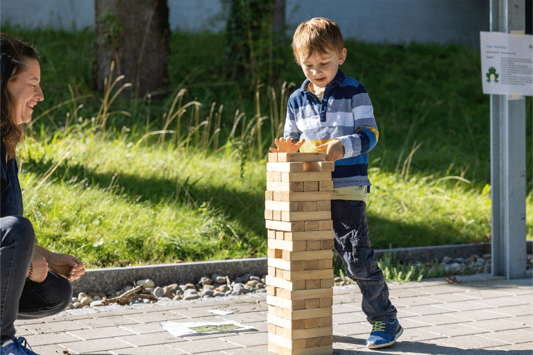 2025 Spiel mit Holzturm 