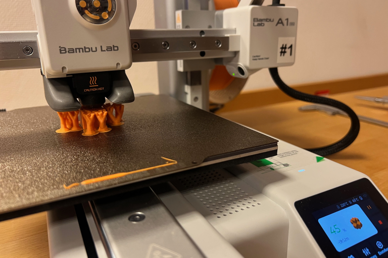 3D-Drucker druckt oranges Filament