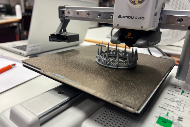 3D-Drucker druckt graues Filament