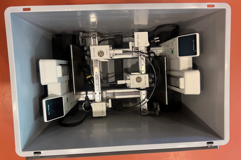 Zwei 3D-Drucker in Rako-Kiste