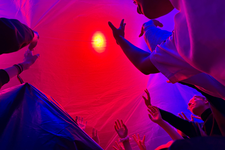 Jugendliche recken sich einem Licht entgegen