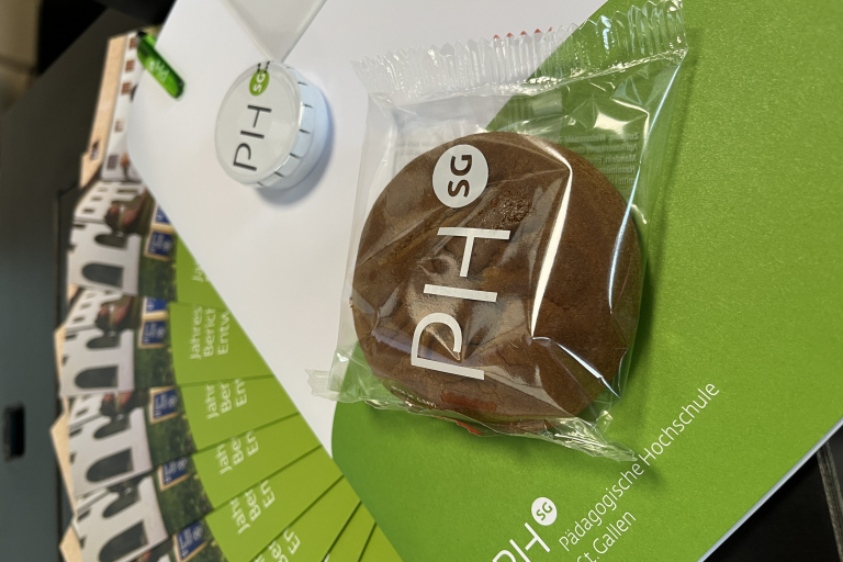Jahresbericht, Tagungsmappe, Kugelschreiber, Clic-Clac-Dose und Biberli mit dem PHSG-Logo