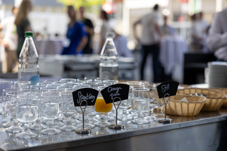 Tisch mit Gläsern, Wasser und Orangensaft