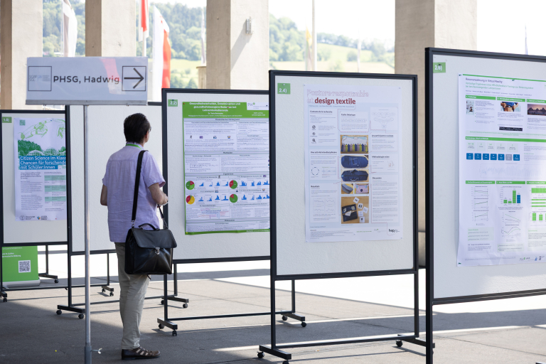 Wissenschaftliche Plakate auf dem Olma-Gelände