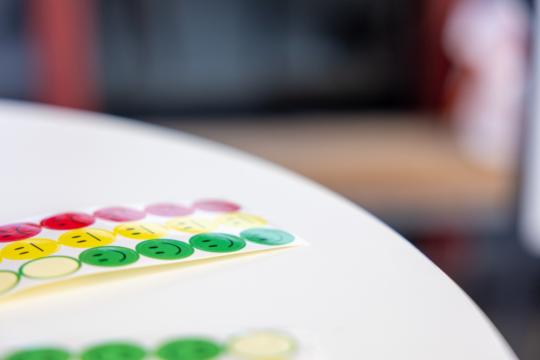 Grüne, gelbe und rote Smiley-Sticker