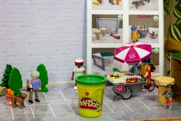 Playmobilfiguren und Kinderknete