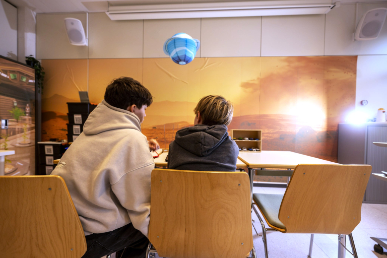 Kinder die eine Mars Mission Aufgabe lösen