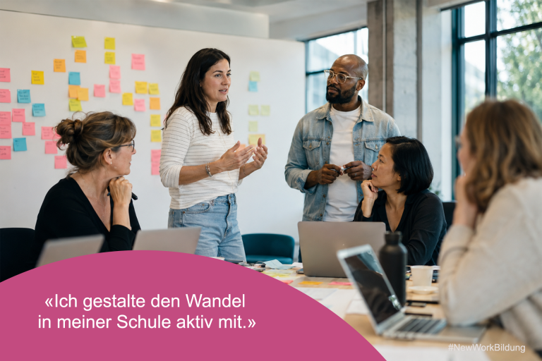 Lehrpersonen in einem kollaborativen Workshop mit Post-its als Symbol für Einführung in New Work und Transformation