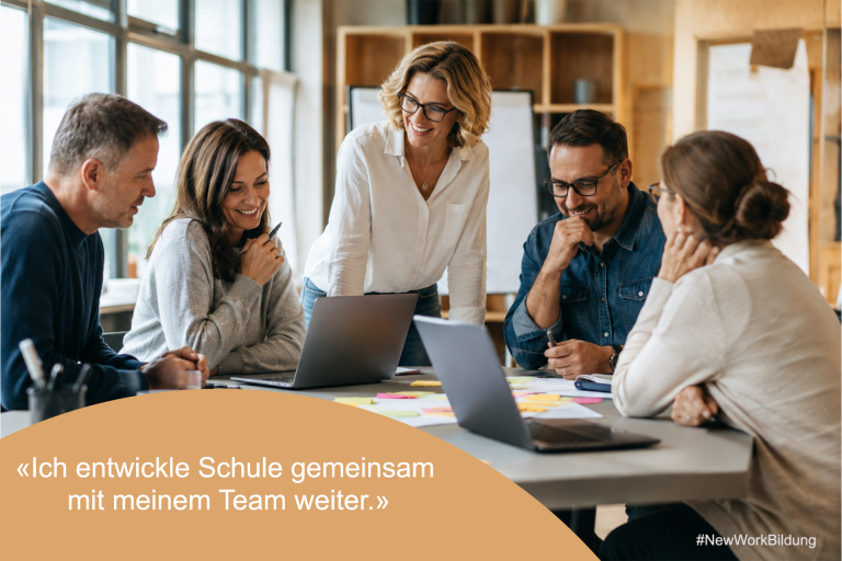 Fünf Erwachsene arbeiten lachend gemeinsam an einem Tisch mit Laptops und Post-its als Symbol für kollaborative Schulentwicklung