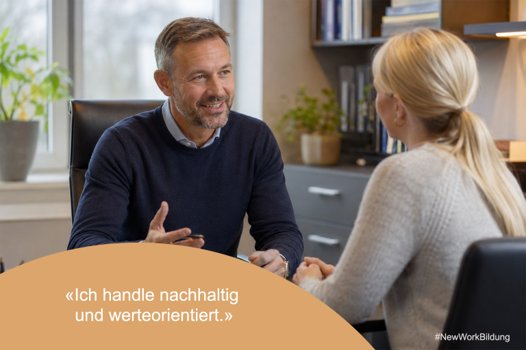 Zwei Personen in einem ruhigen Coaching-Gespräch am Schreibtisch als Symbol für Nachhaltigkeit und Werteorientierung