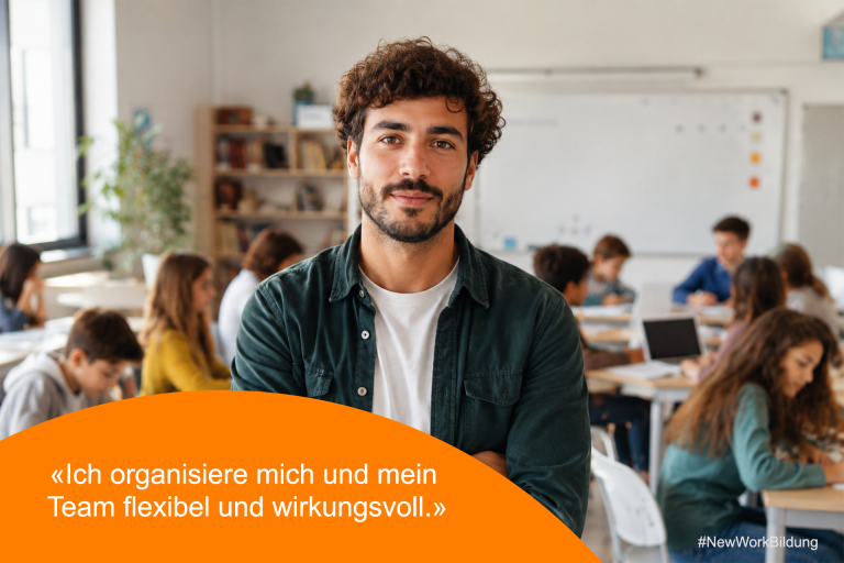 Selbstbewusster Lehrer steht in modernem Klassenzimmer mit Schülerinnen und Schülern im Hintergrund als Symbol für Selbstorganisation und Agilität