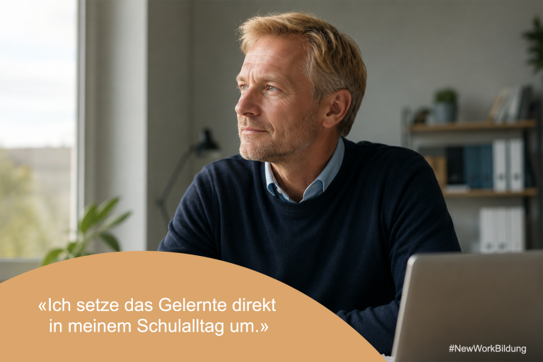 Mann sitzt nachdenklich am Schreibtisch mit Laptop und Blick aus dem Fenster als Symbol für Reflexion und Transferprojekt