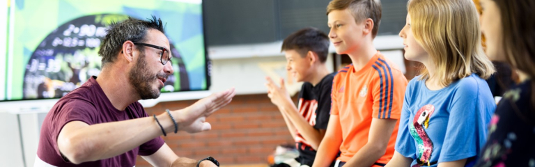 Lehrer erklärt den Schüler:innen etwas