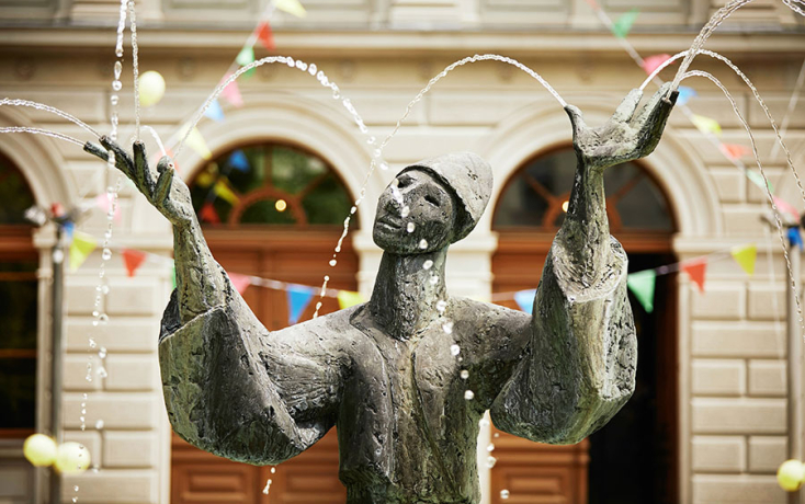 Statue mit auslaufendem Wasser