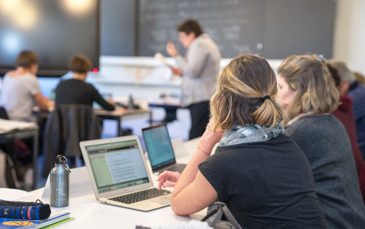 Studierende in einem Raum