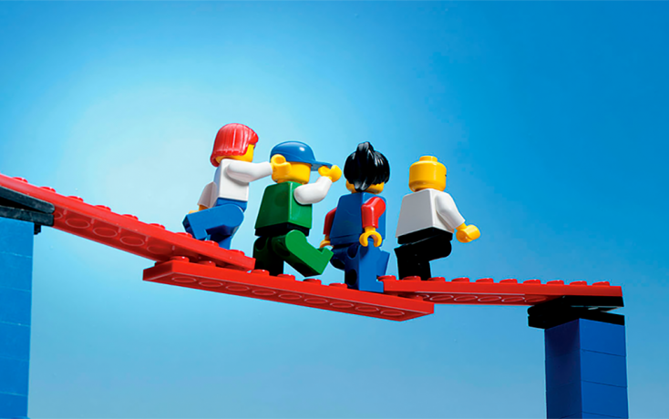 Lego Männchen auf einer Legobrücke