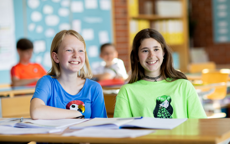 Zwei Schülerinnen der Primarstufe