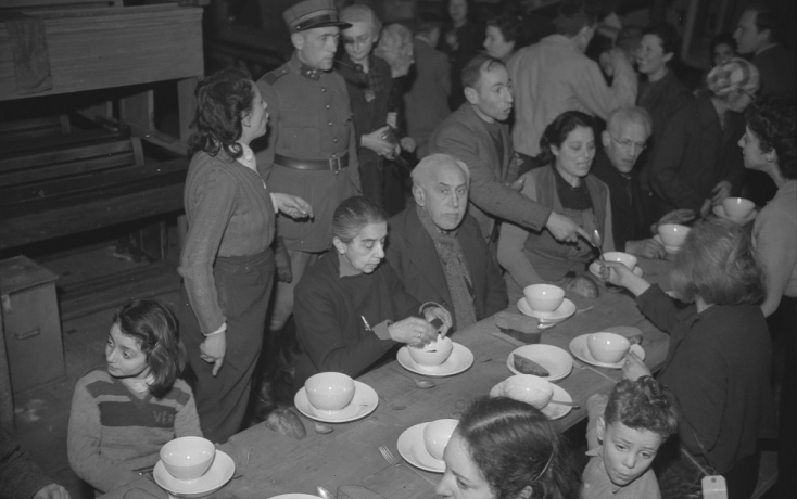 Gerettete Flüchtlinge während der Essensausgabe