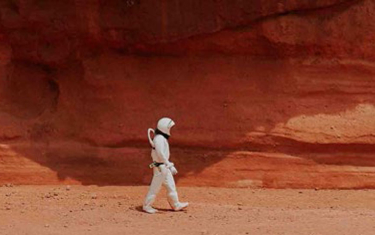 Ein Astronaut erkundet die Landschaft auf dem Mars