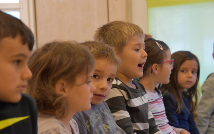 Eine Gruppe Kinder sitzt in der Reihe